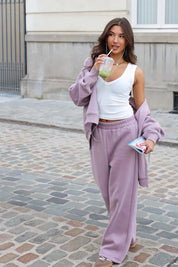 Dames Jogger Straight Fit Violet met witte top en matching sweater