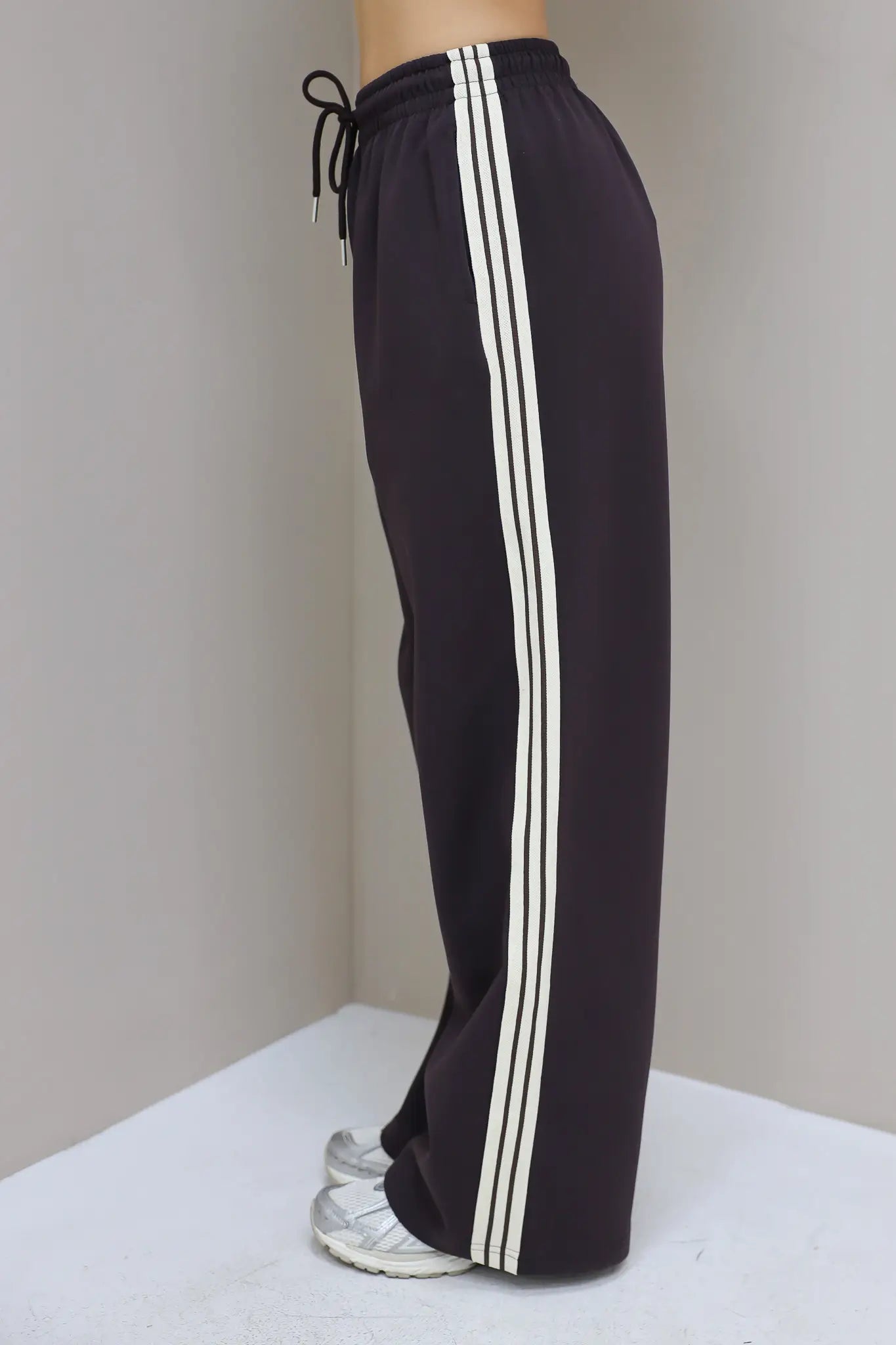 jogger straight strepen bruin dames zijaanzicht