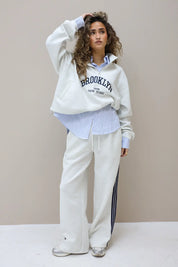 detail van de zijstreep op de grijze jogger