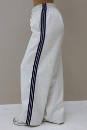 volledig lengtebeeld van grijze jogger straight model