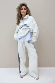 grijze jogger met rechte pijpen en strepen aan de zijkant dames