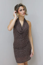 close up van vrouw met bruine jurk met strass en rode lippen