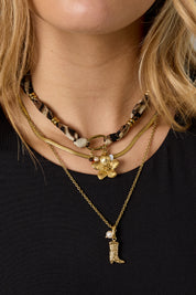 Close-up van Ketting Bloem Luipaard Bruin met bloem hanger om de hals