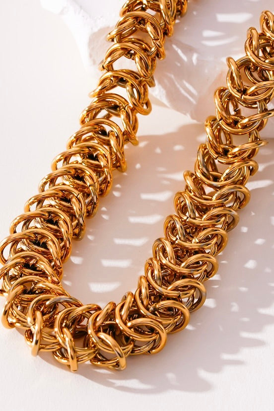 Goudkleurige ketting met gehaakte schakels gefotografeerd