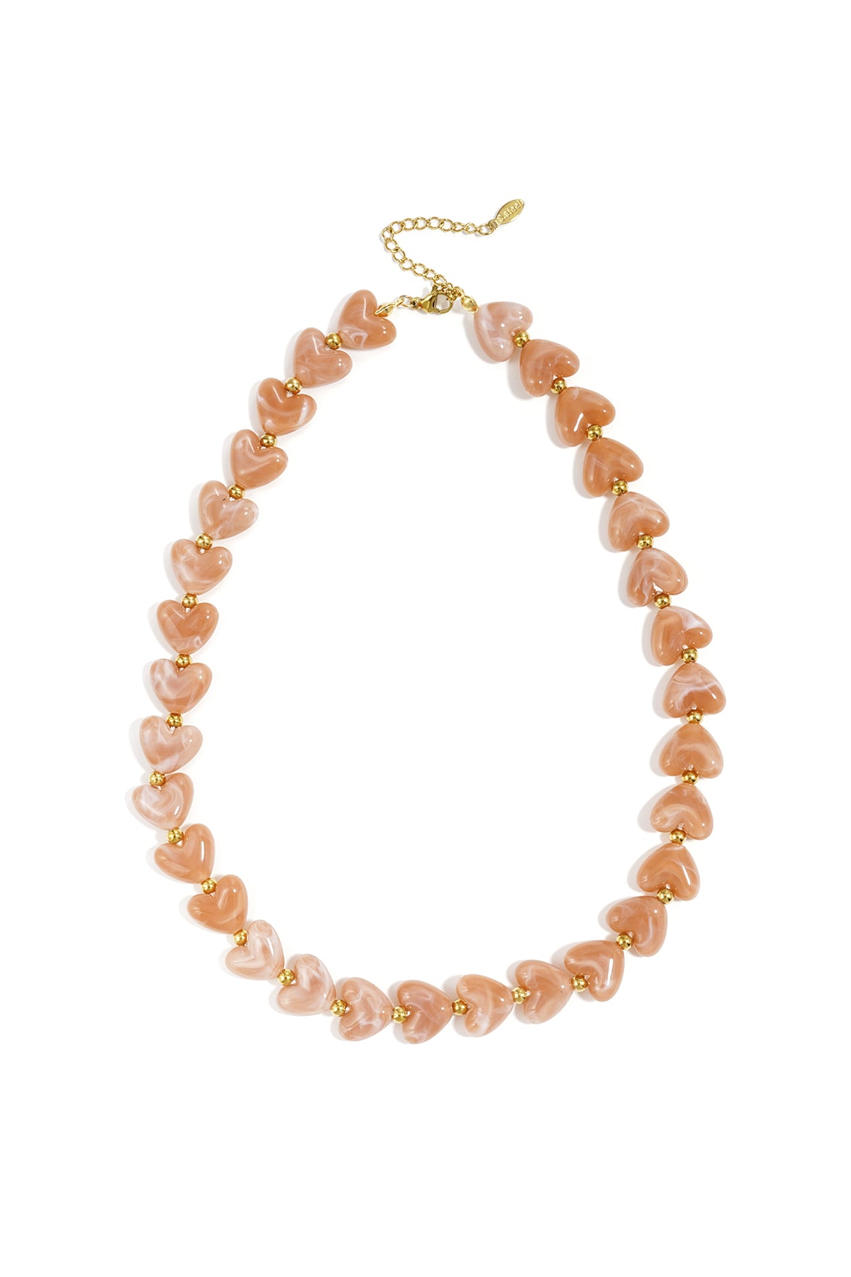 bruine ketting met hartvormige kralen vrijstaand