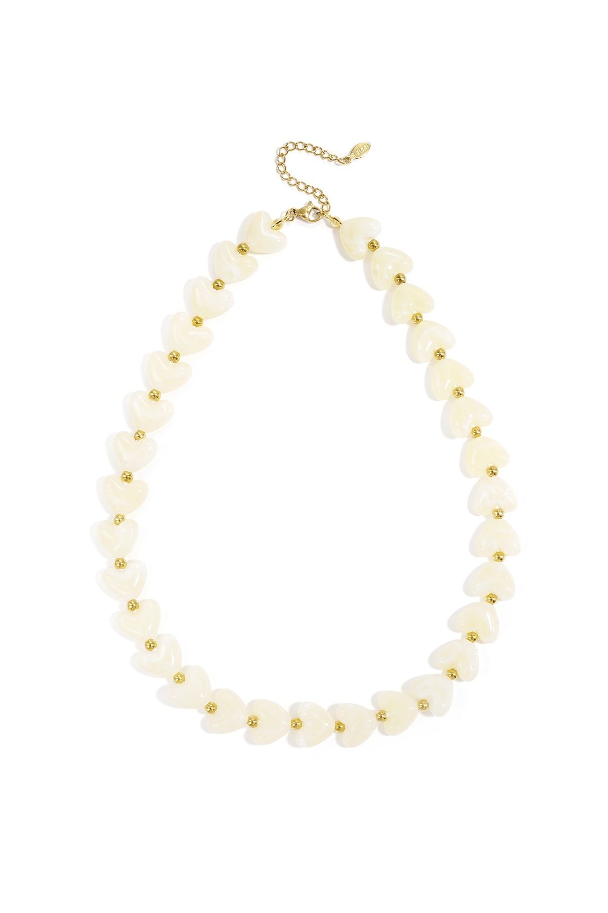 witte ketting met hartvormige kralen vrijstaand