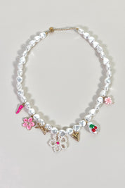 gouden halsketting met witte parels en charms volledig uitgestrekt