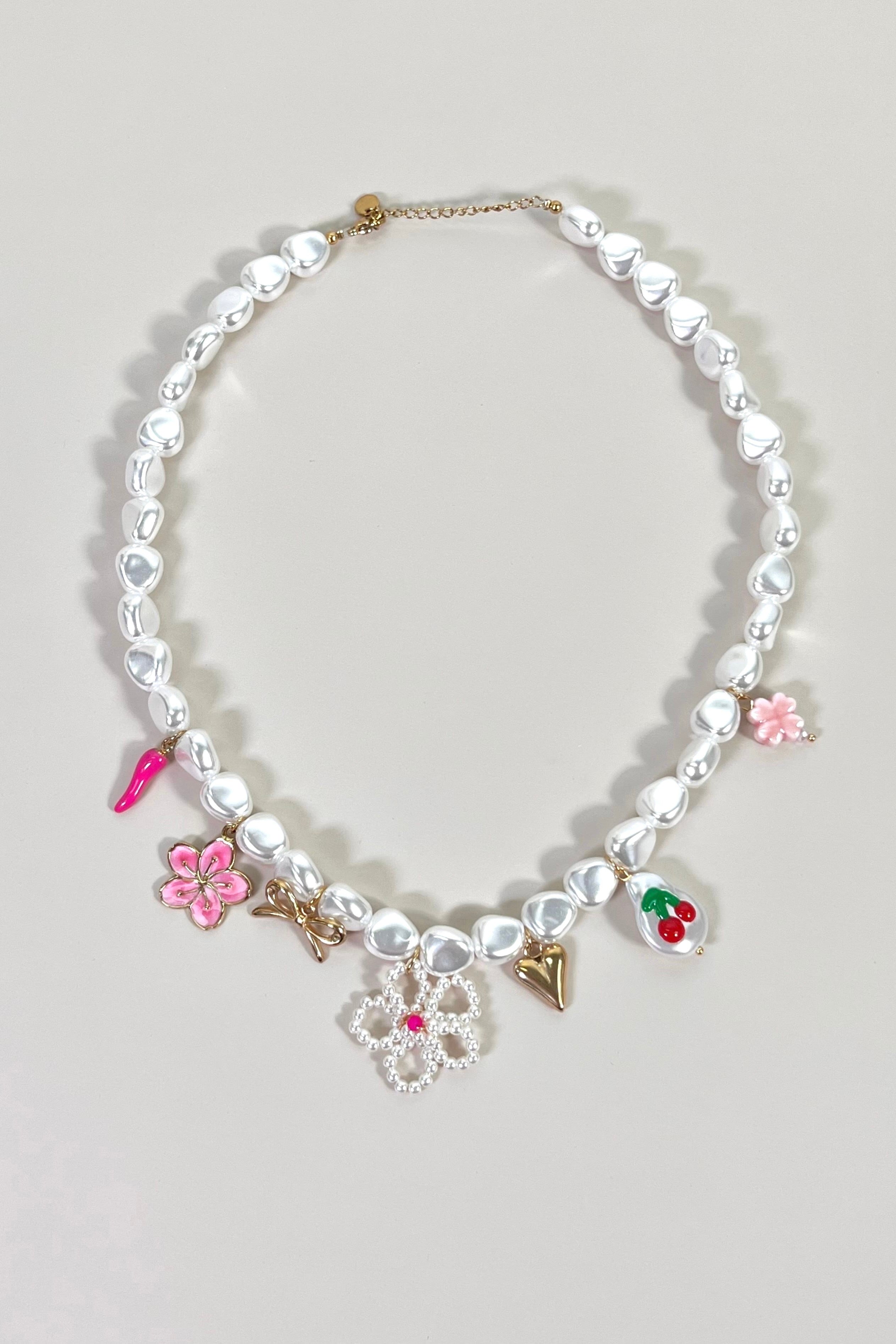 gouden halsketting met witte parels en charms volledig uitgestrekt