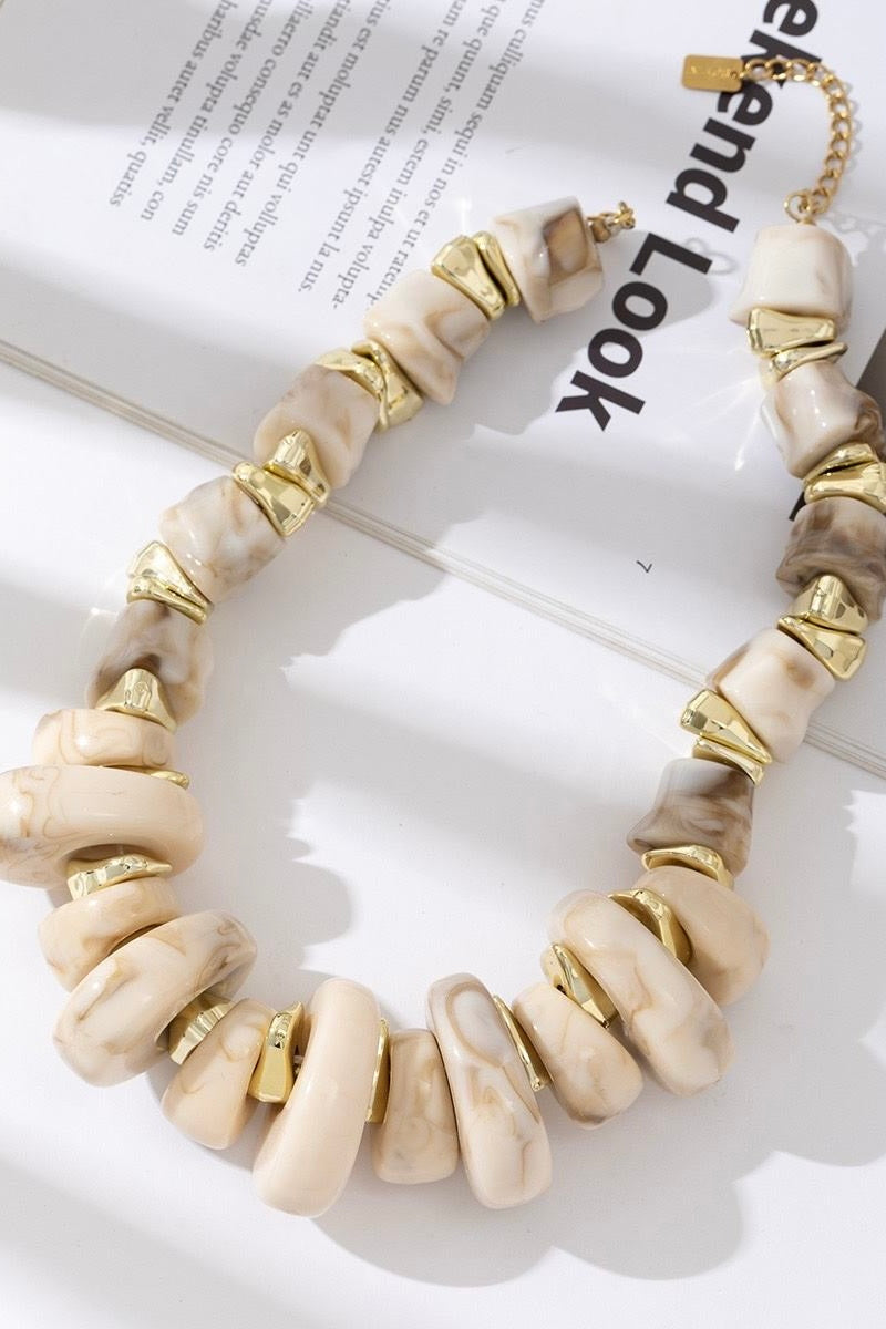 Detail van de schakels van de ketting plastic beige