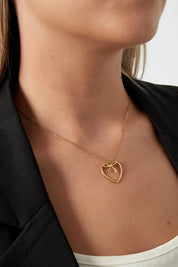 ketting strik heart goud gedragen om de hals close up