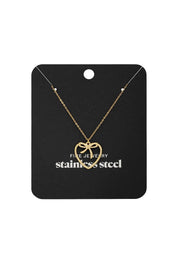 ketting strik heart goud aan verpakking op zwarte achtergrond