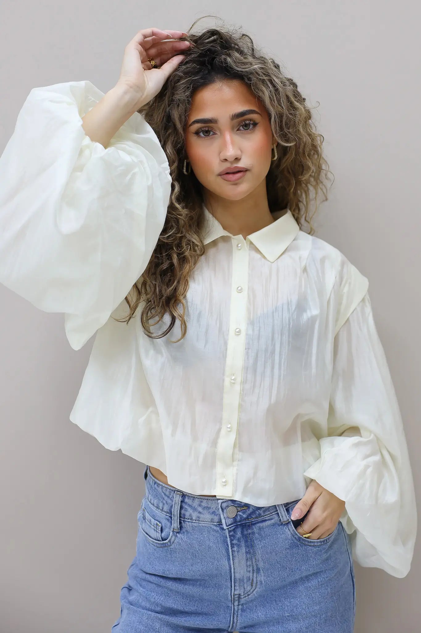 Detail van de pofmouw en licht doorschijnende stof