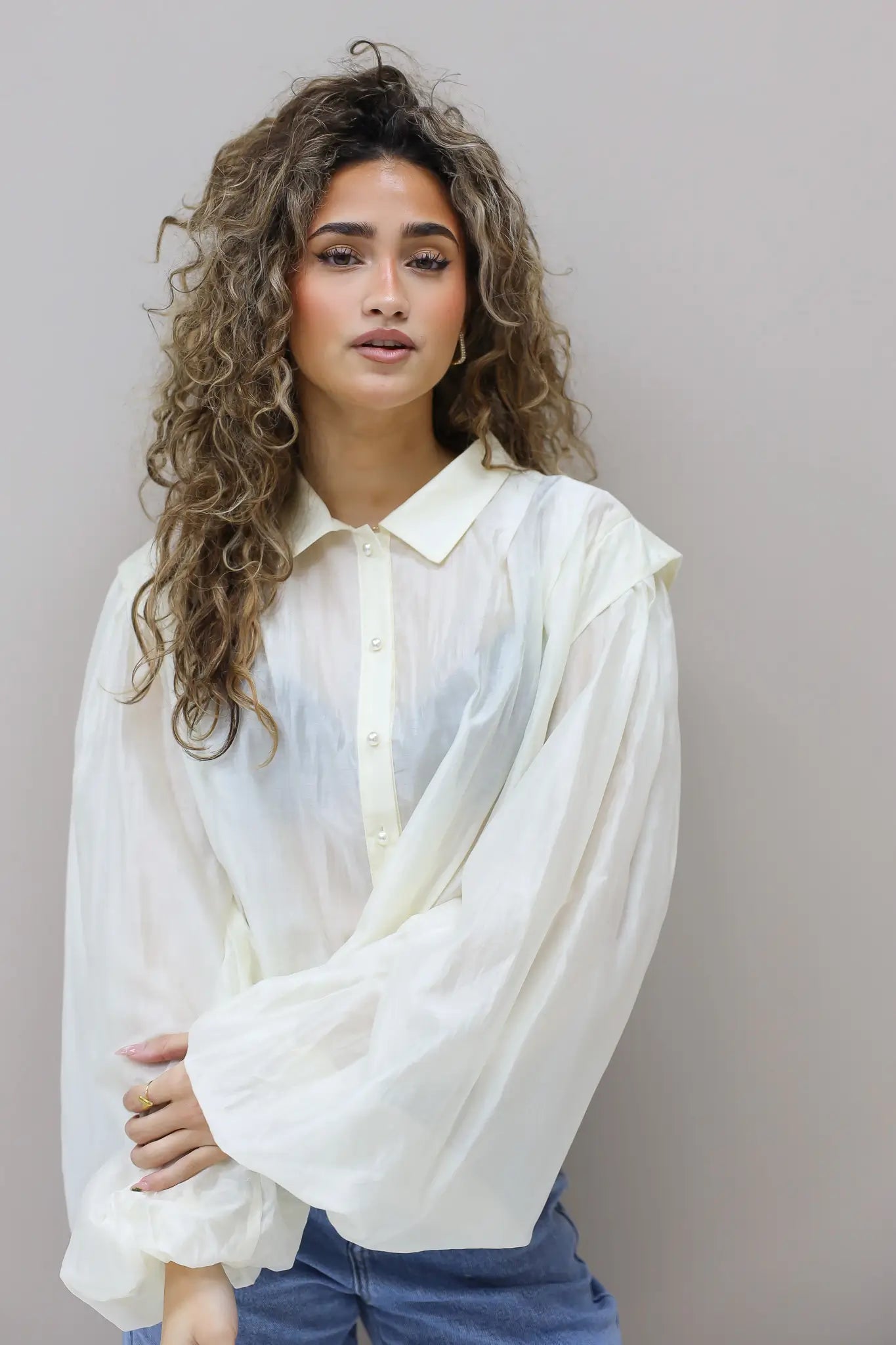 Totaalbeeld korte blouse pof mouwen crème met jeans