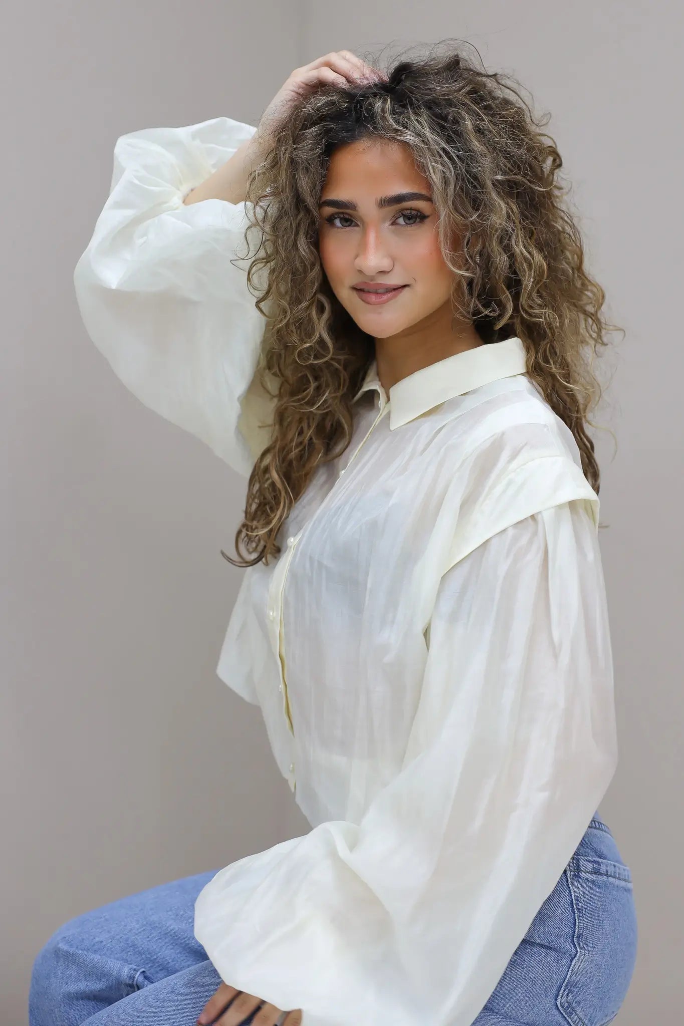 Korte blouse pof mouwen crème met ballonvorm aan de onderkant