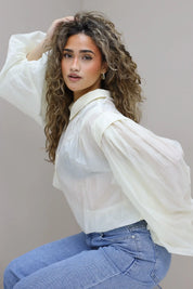 Zijaanzicht korte ballonblouse crème met pofmouwen