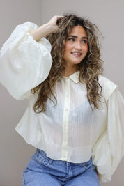 Crème korte blouse met pofmouwen en lichte transparantie