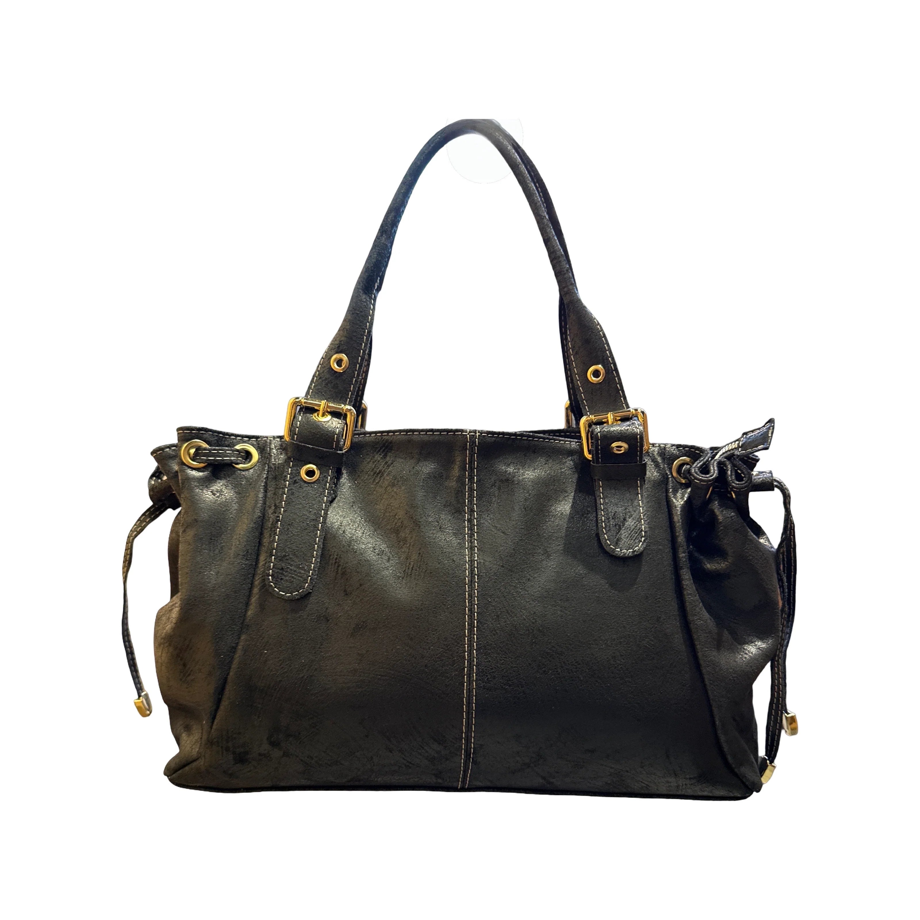 zwarte leren handtas groot formaat met verstelbare koorden gefotografeerd op witte achtergrond