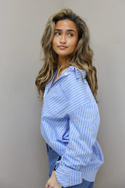 lichtblauwe blouse met strepen dames zijaanzicht