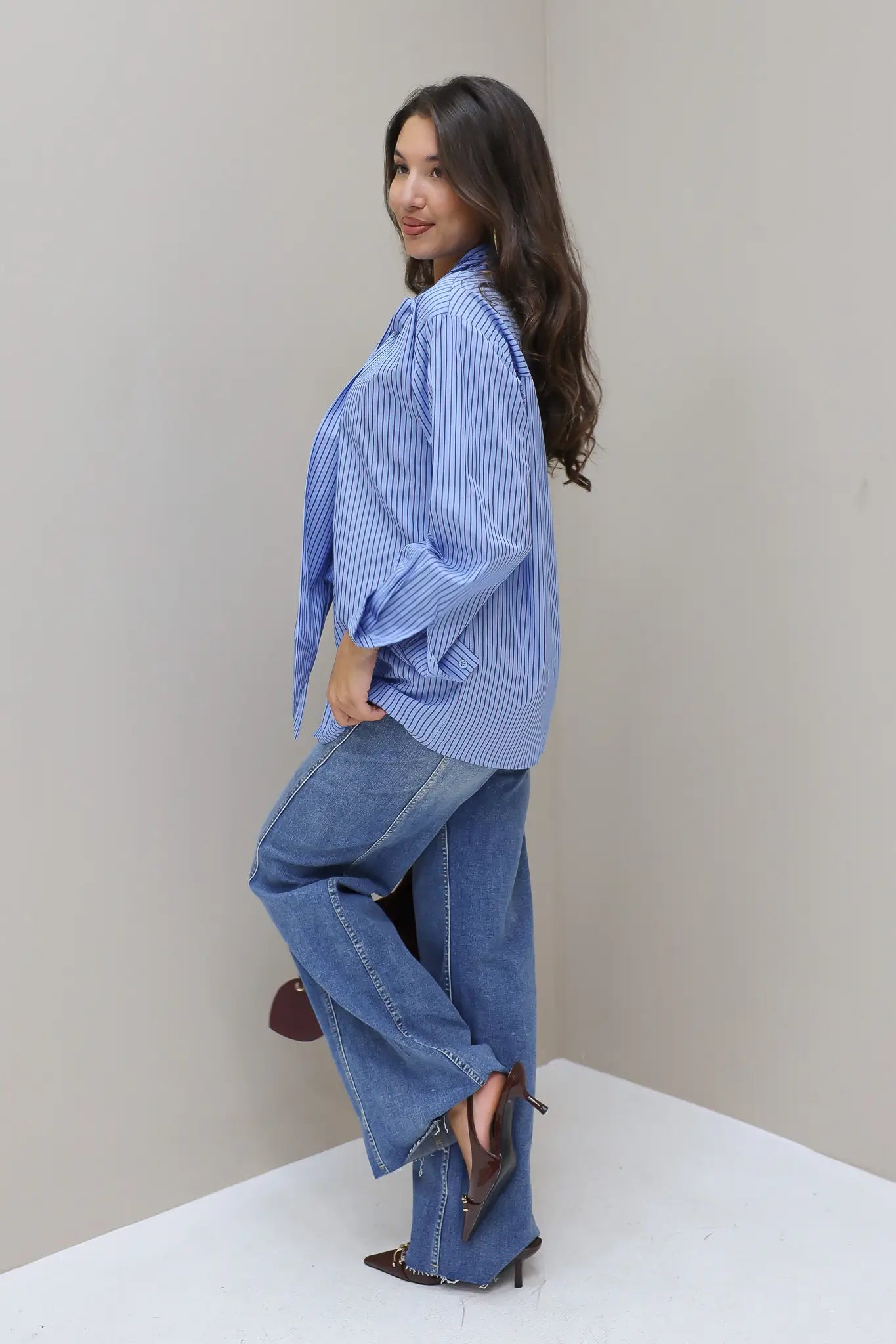 zijaanzicht van een lichte denim wide leg jeans