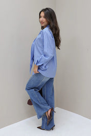 zijaanzicht van een lichte denim wide leg jeans