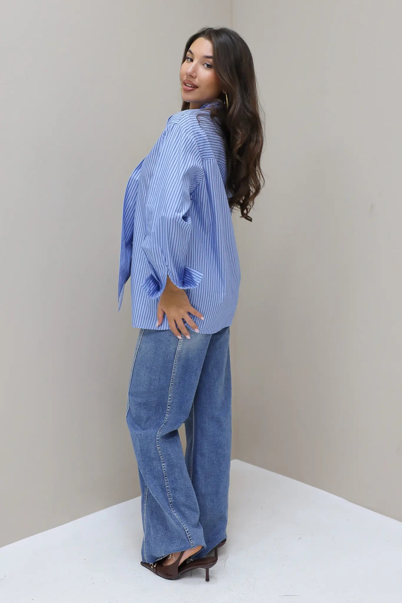 wide leg jeans met relaxte fit en blauwe blouse