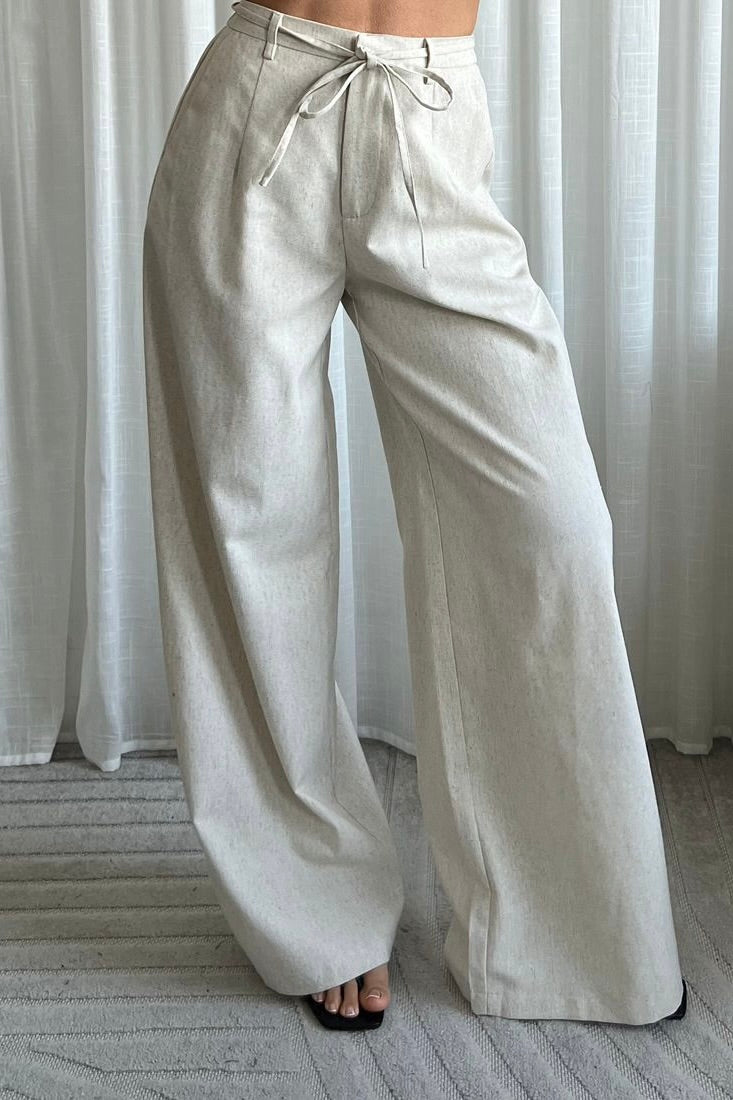 model draagt linnen high waist wide leg broek beige dames eight paris