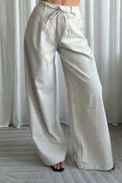 model draagt linnen high waist wide leg broek beige dames eight paris