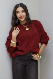 Model draagt de Liva trui bordeaux met gouden ketting en armbanden