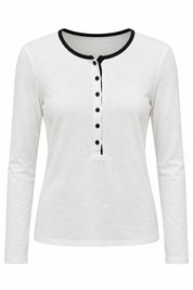 Crème longsleeve shirt voor dames met ronde hals zwarte bies en rij zwarte knoopjes op witte achtergrond