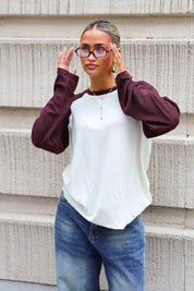 Crème longsleeve shirt met bruine mouwen en ronde hals gedragen met blauwe spijkerbroek