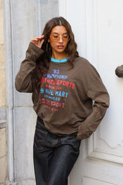 Bruine dames longsleeve met felblauwe halsboord en retro tekstprint