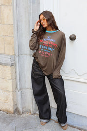 Bruine Champions longsleeve met losse pasvorm en zwarte wijde spijkerbroek