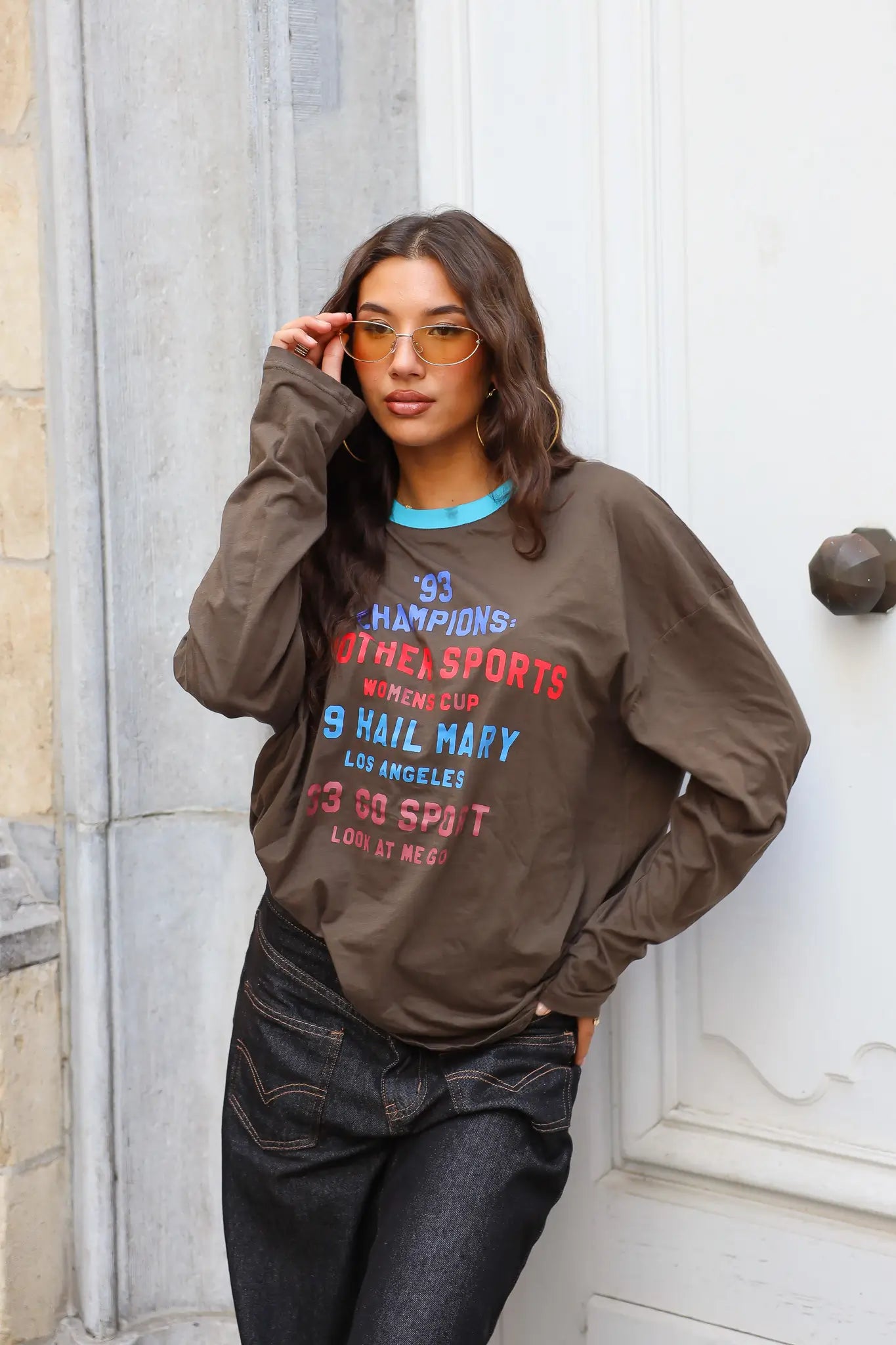 Bruine dames longsleeve met Champions opdruk en felblauwe ronde hals