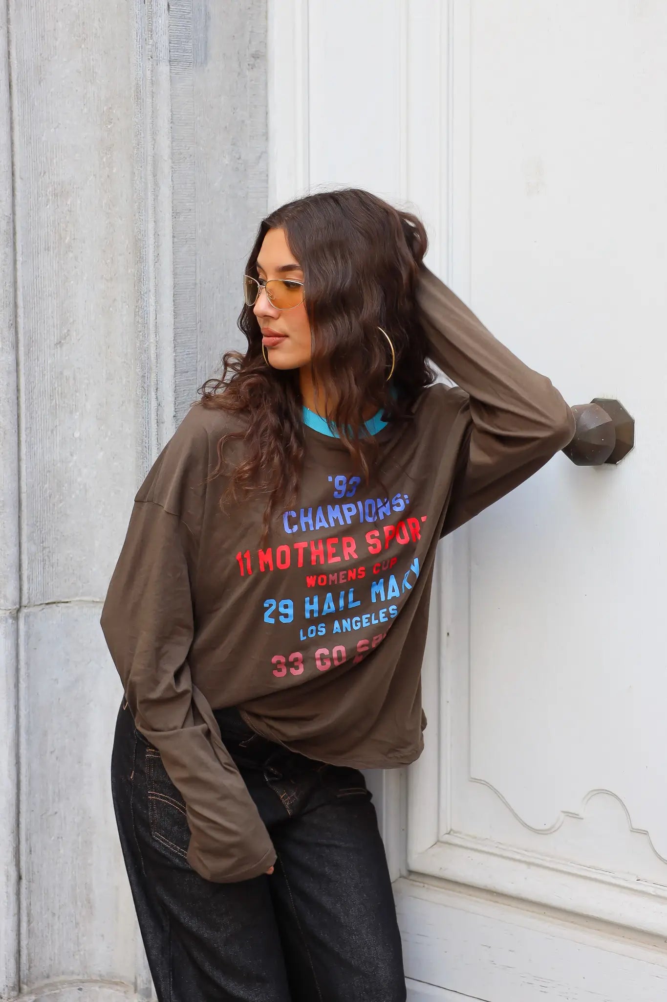 Bruine Champions longsleeve met blauwe en rode tekstprint en blauwe halsboord