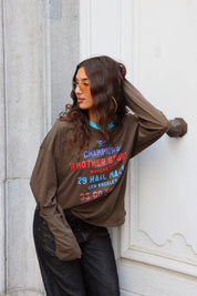 Bruine Champions longsleeve met blauwe en rode tekstprint en blauwe halsboord
