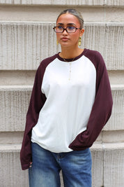 Dames longsleeve T-shirt in crème met donkerbruine raglanmouwen en contrasterende halsbies