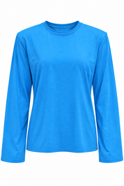 Productfoto van helderblauwe dames longsleeve met ronde hals, lange mouwen en rechte onderkant op witte achtergrond