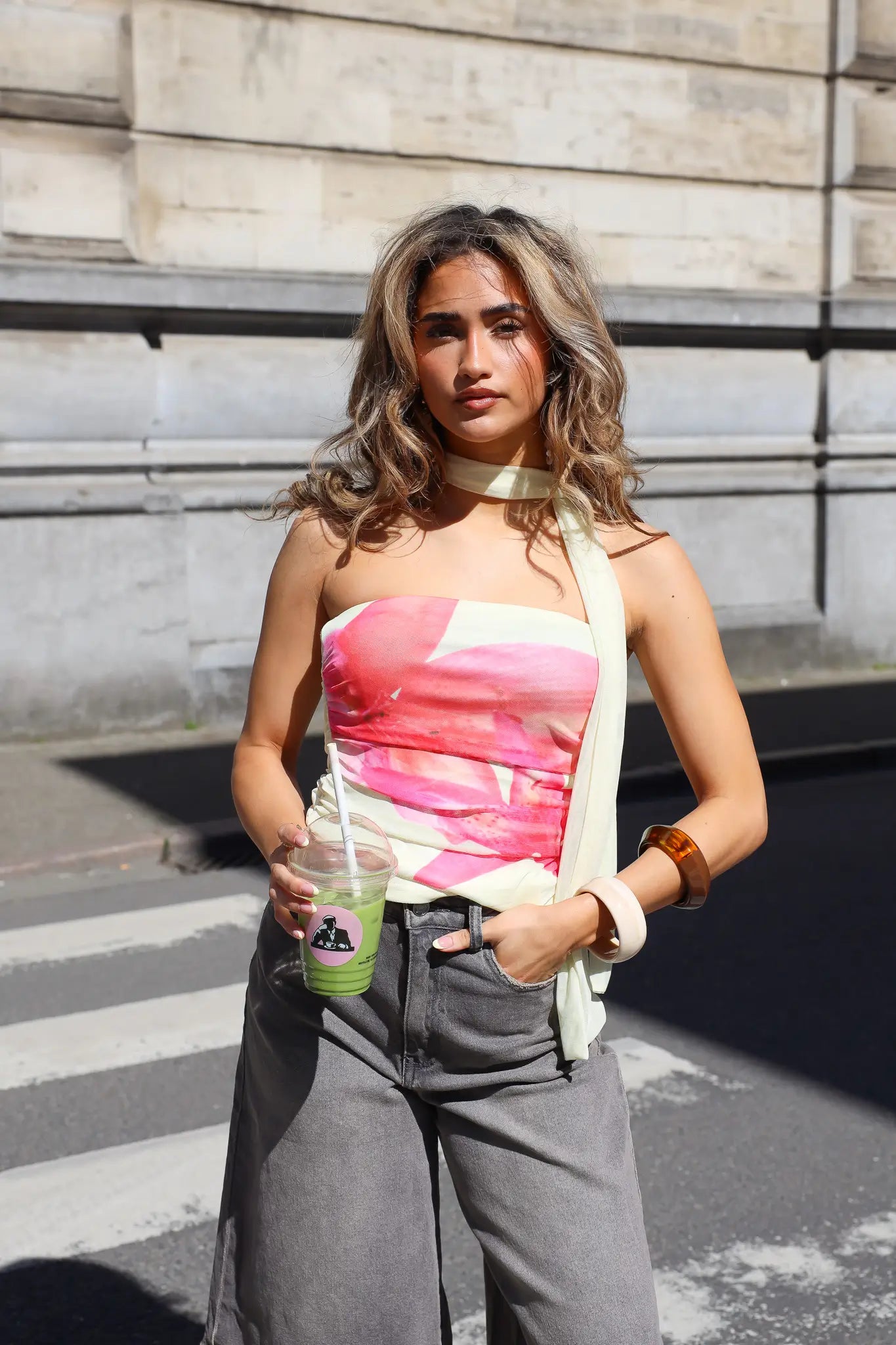 Close up van gele mesh top met bloemenprint
