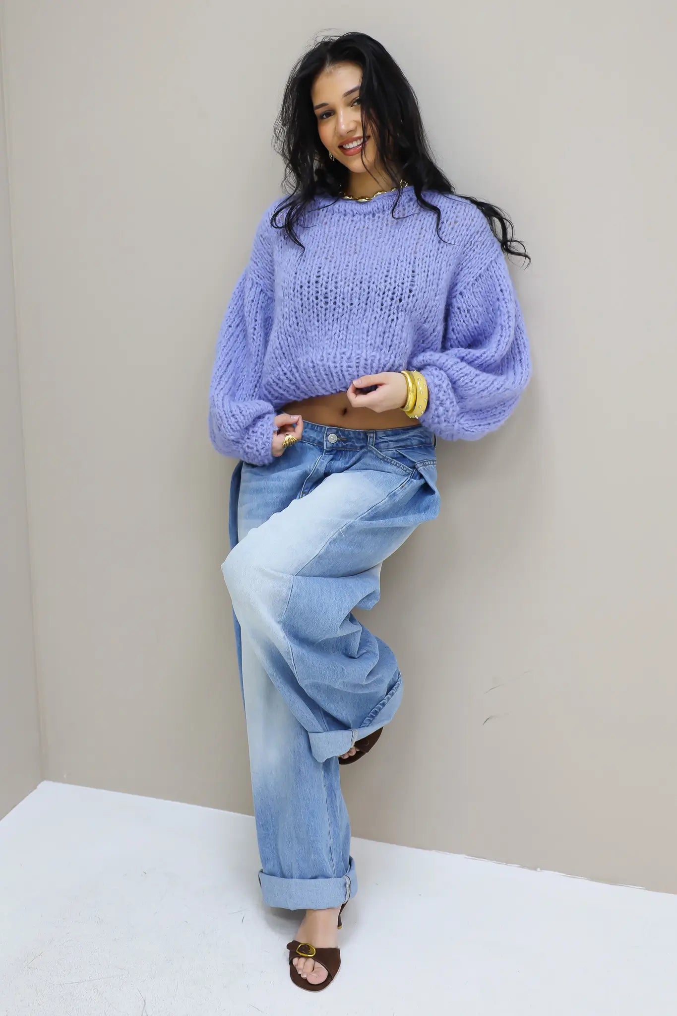 blauwe mohair trui gecombineerd met jeans staande pose