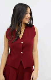 mouwloze blazer top rood gedragen vooraanzicht model kijkt opzij