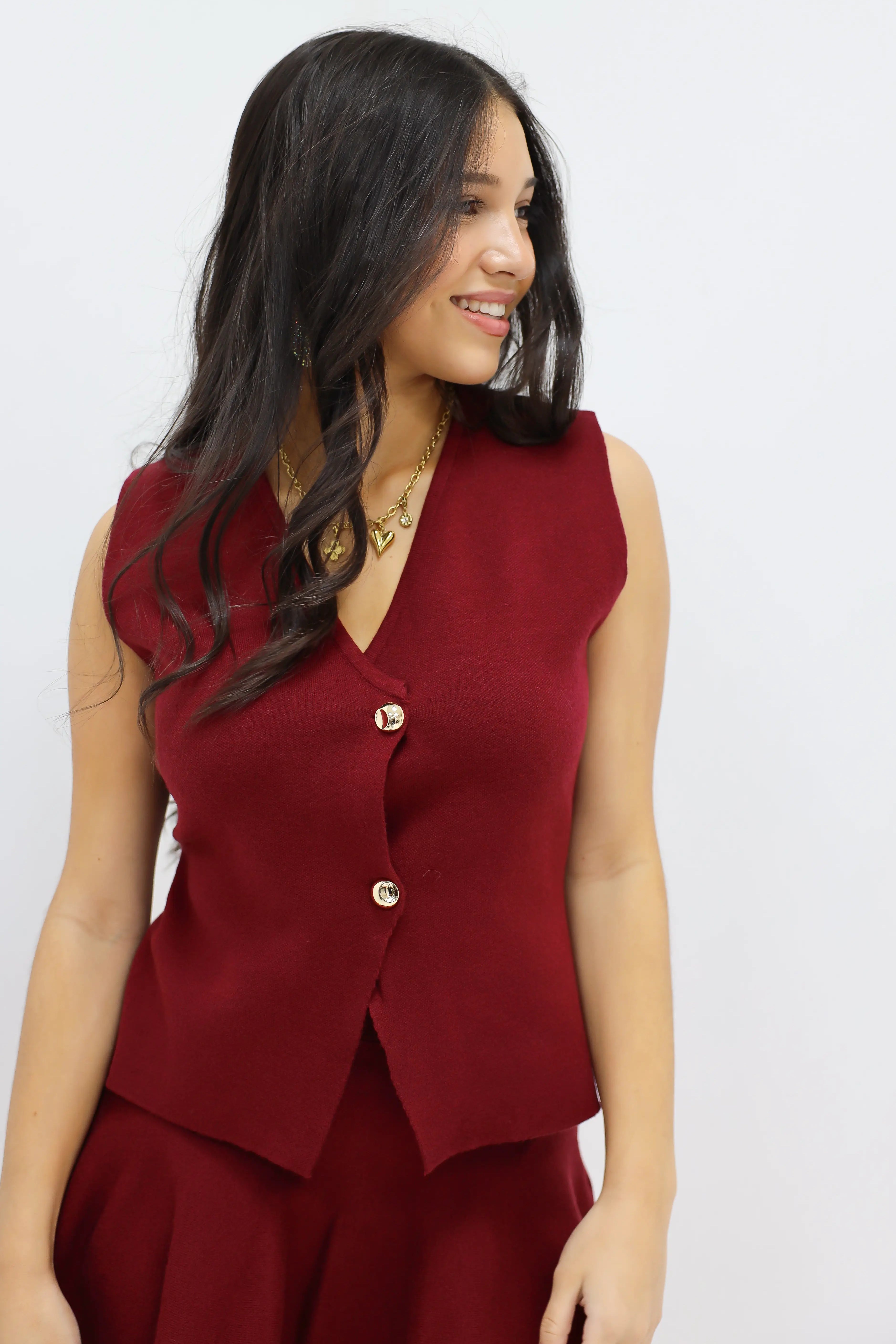 mouwloze blazer top rood gedragen vooraanzicht model kijkt opzij