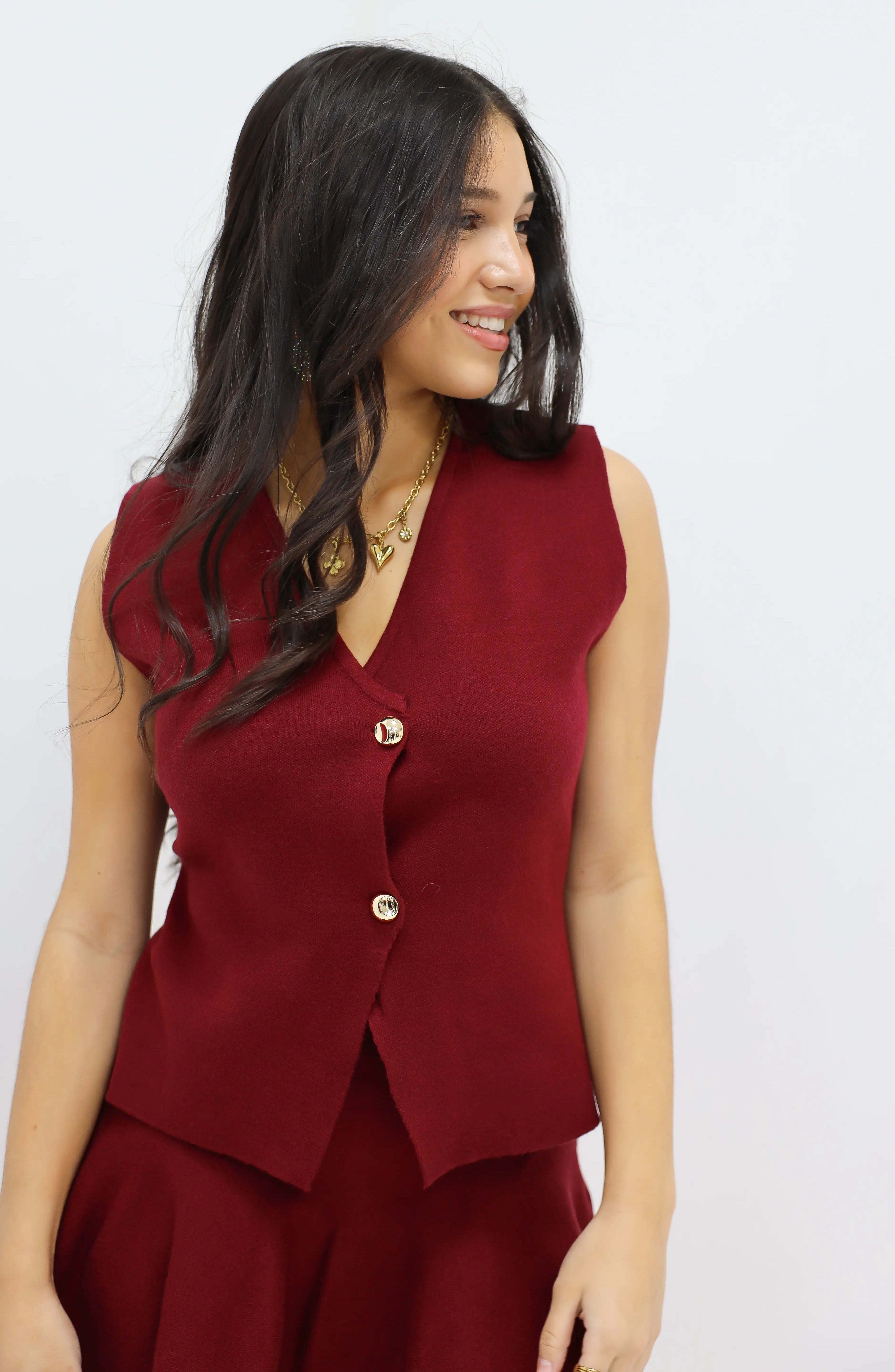 mouwloze blazer top rood gedragen vooraanzicht model kijkt opzij