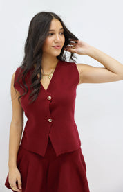 mouwloze blazer top rood staande pose hand in haar