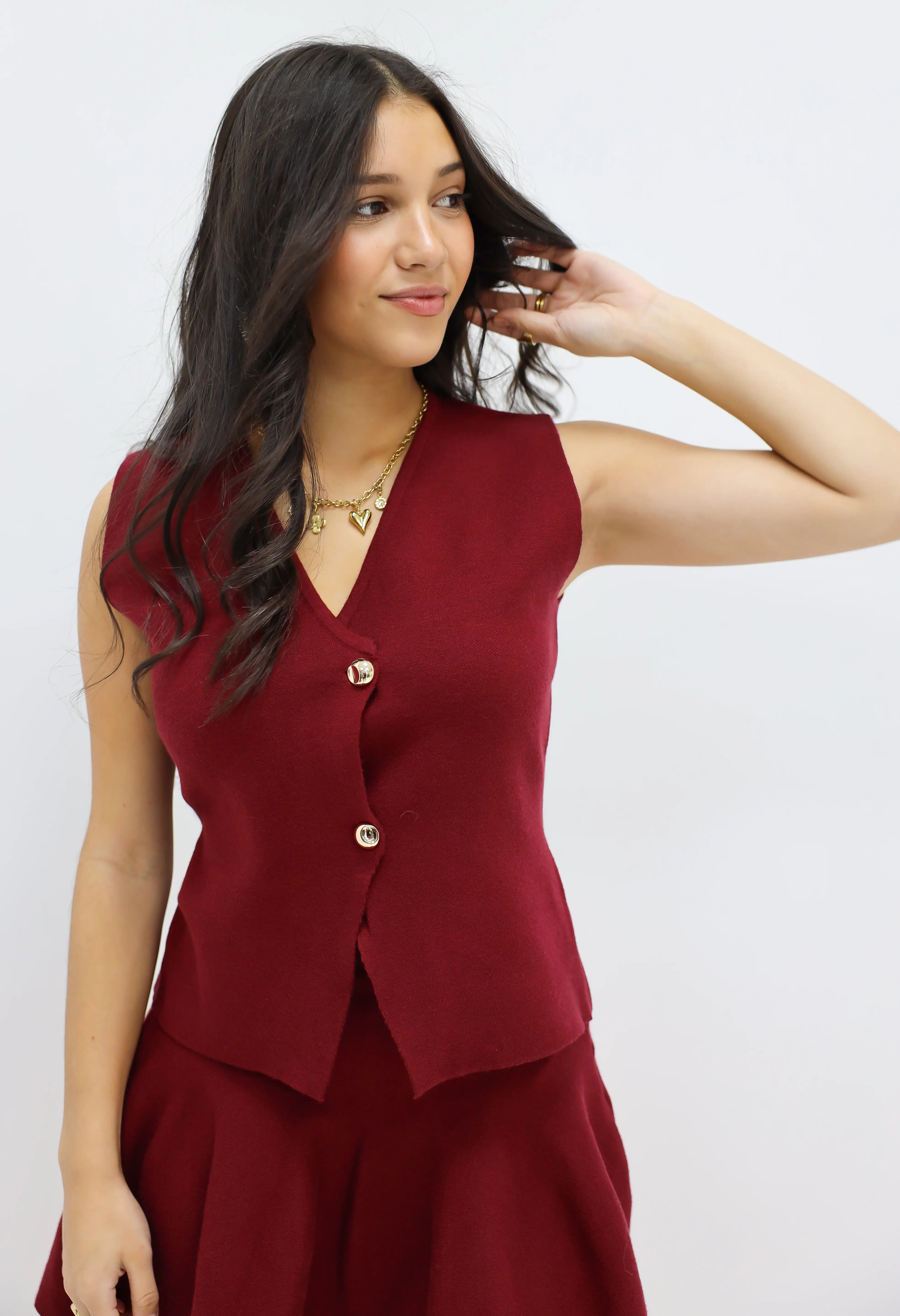 mouwloze blazer top rood staande pose hand in haar