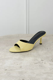 gele muiltjes hak lak zijaanzicht