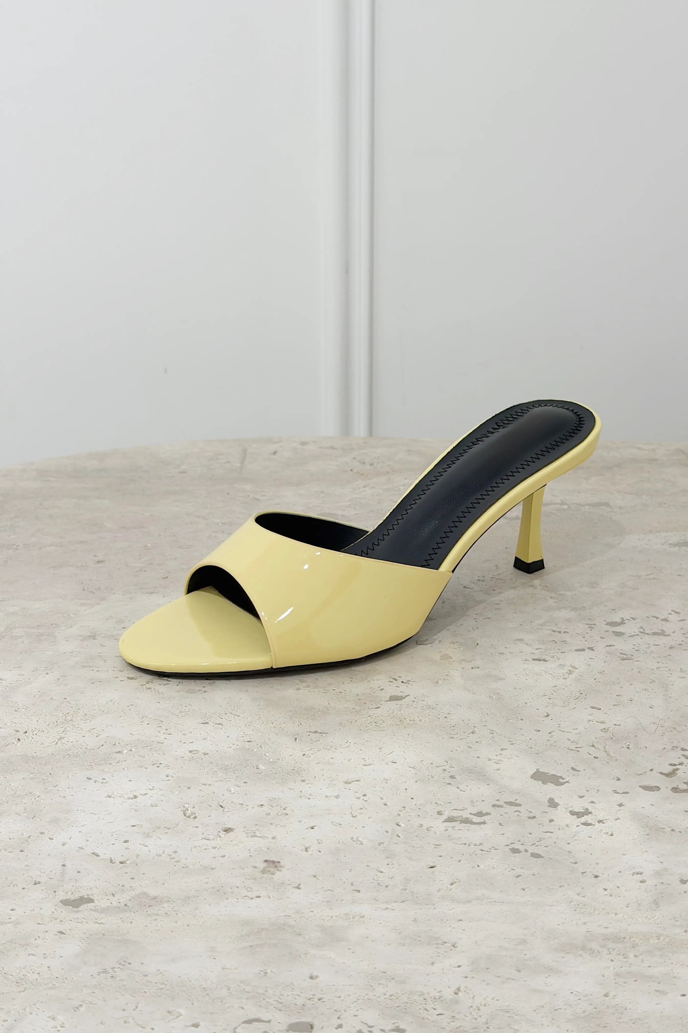 gele muiltjes hak lak zijaanzicht