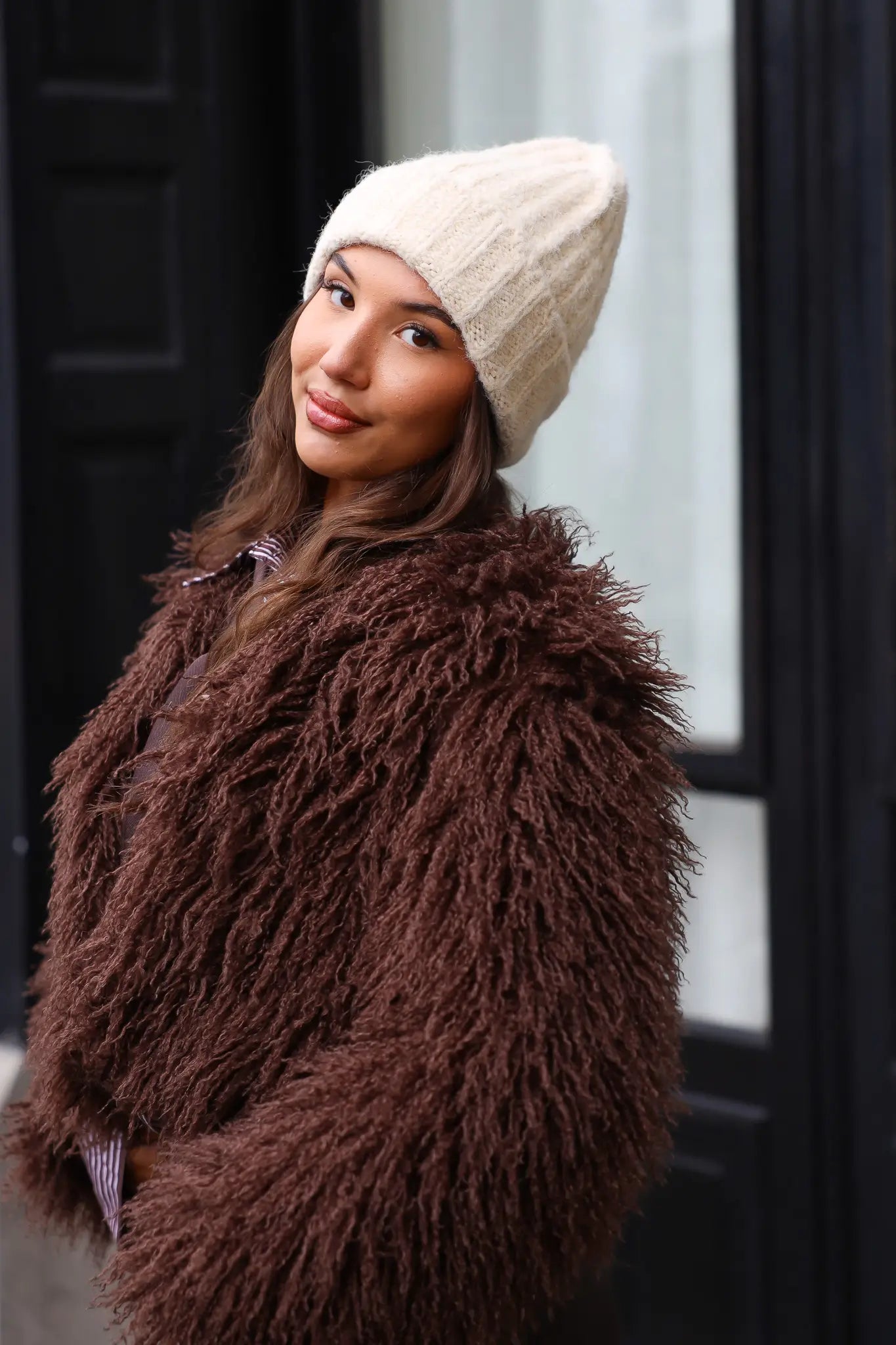 Model met beige muts voor sierlijke deur, half totaal