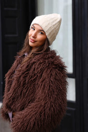 Model met beige muts voor sierlijke deur, half totaal