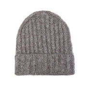 Taupe gebreide muts met brede rand op witte achtergrond