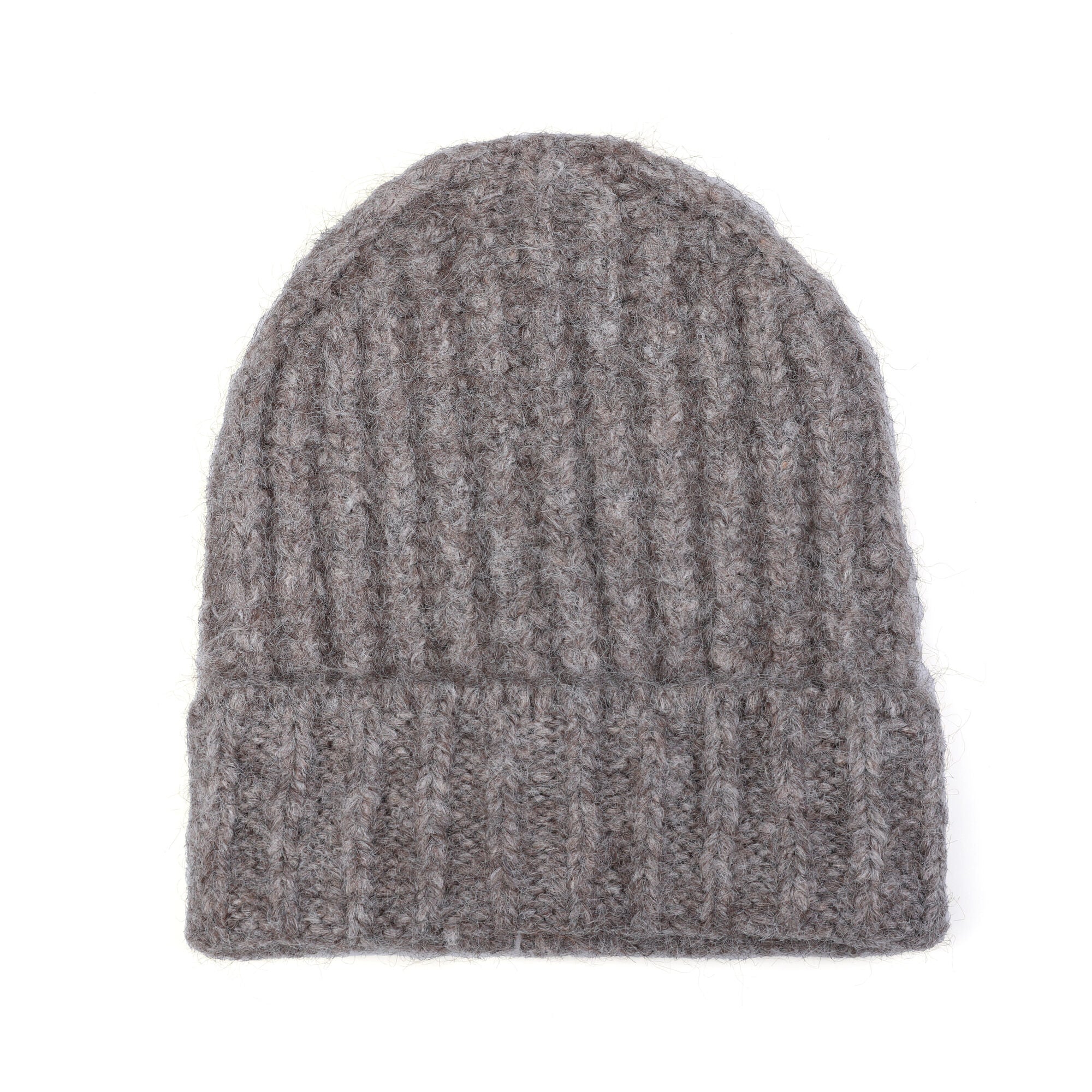 Taupe gebreide muts met brede rand op witte achtergrond